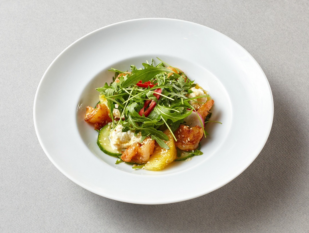 Салат с креветками, рукколой и апельсиновой заправкой