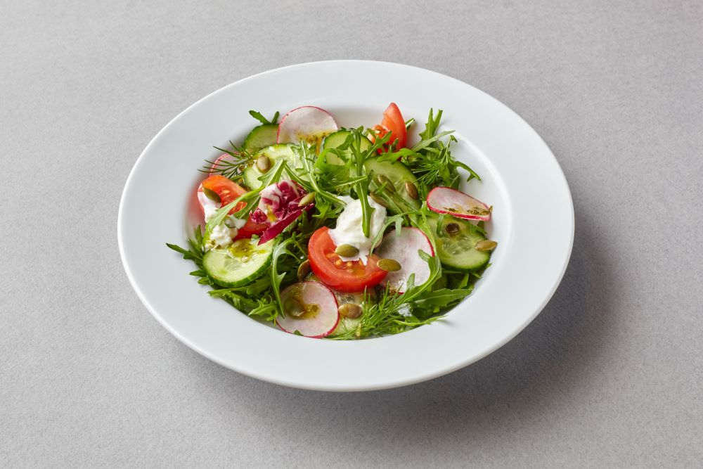 Салат из свежих овощей со страчателлой