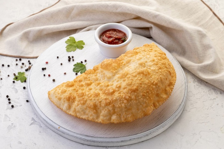 Чебуреки со свининой, котлеты и другие сытные варианты блюд в меню кафе «Брынза»