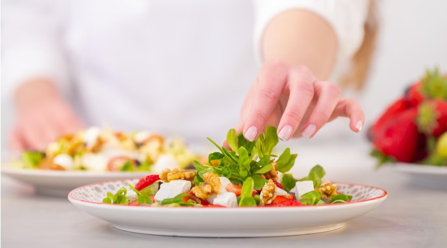 Как правильно есть салат: правила этикета и хорошего тона