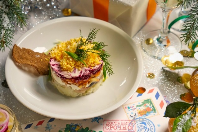 Как собрать идеальный праздничный стол: гид по салатам от «Брынзы» с доставкой