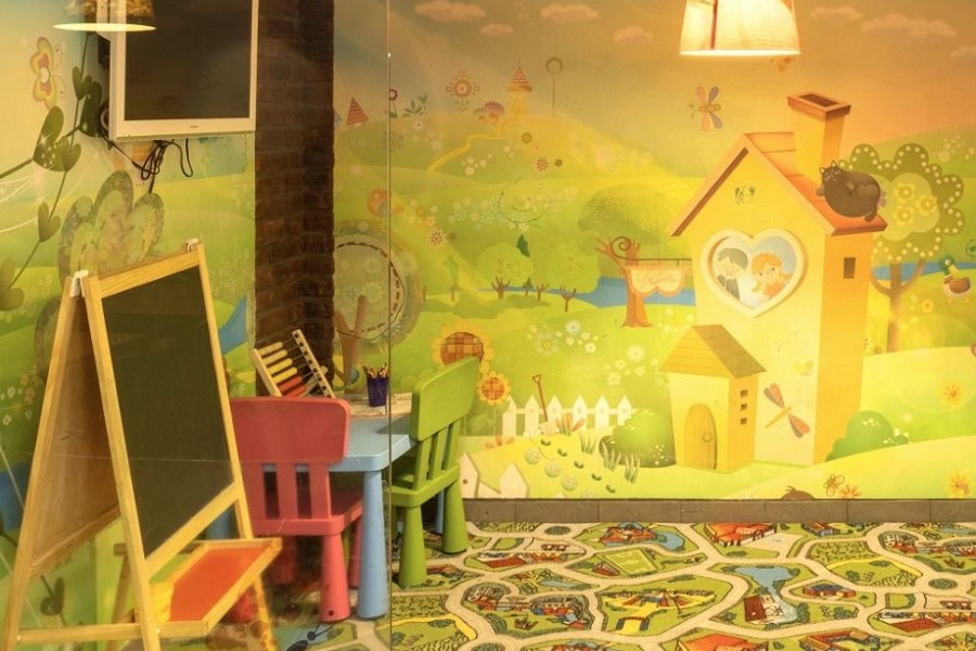 Куда пойти на новогодних каникулах с ребенком: топ причин выбрать детское кафе с игровой комнатой