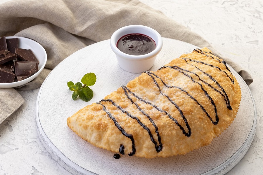 Необычные десерты для Дня всех влюблённых: попробуйте сладкие чебуреки в «Брынзе»