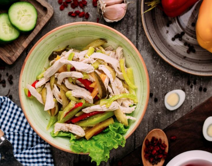 Салат с курицей: проверенные варианты на каждый день