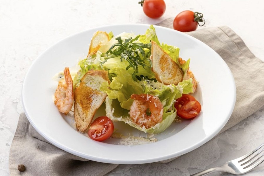 Салат с морепродуктами: полезные компоненты и необычные вкусы