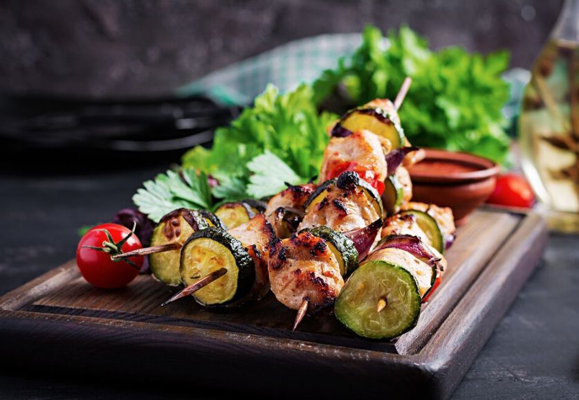 Какой шашлык заказать на праздник и сколько?